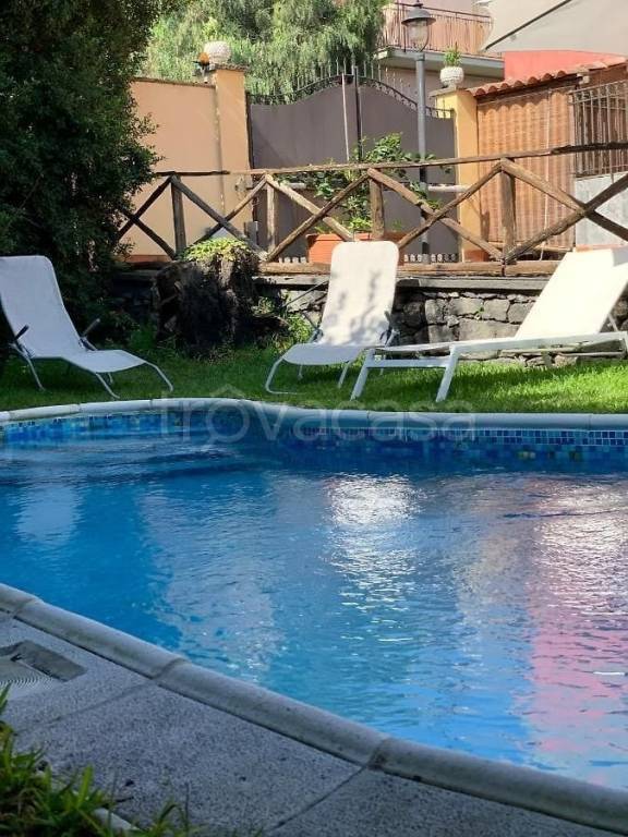 casa indipendente in vendita a Zafferana Etnea in zona Petrulli
