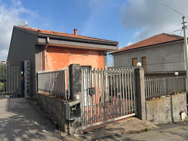 casa indipendente in vendita a Zafferana Etnea in zona Fleri