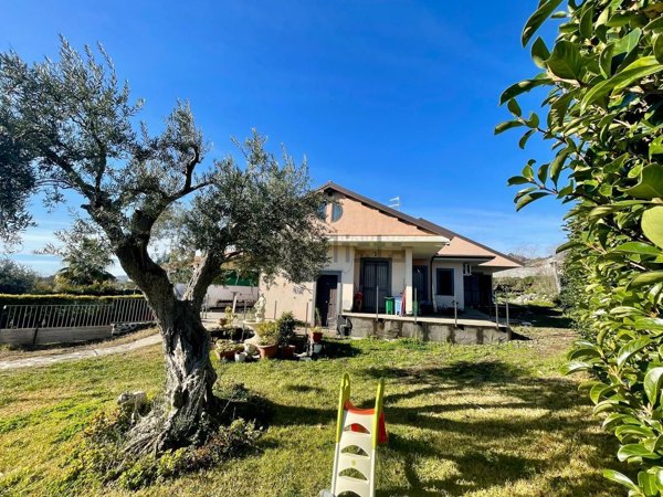 casa indipendente in vendita a Zafferana Etnea in zona Fleri