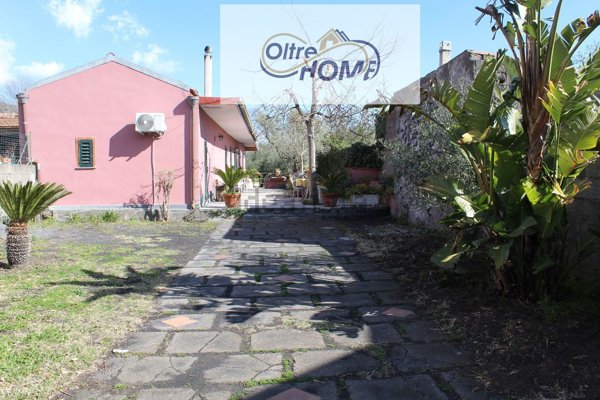 casa indipendente in vendita a Zafferana Etnea in zona Fleri