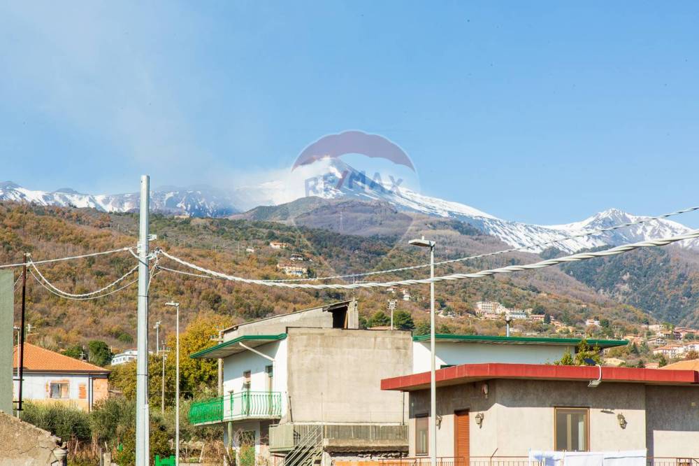 casa indipendente in vendita a Zafferana Etnea in zona Sarro