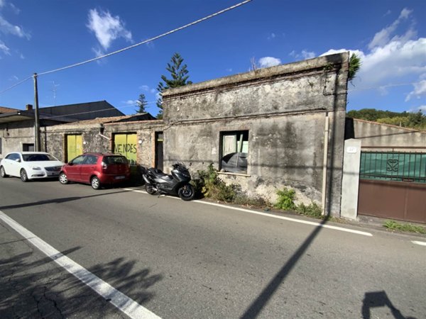 casa indipendente in vendita a Zafferana Etnea in zona Petrulli