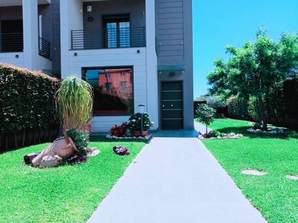 casa indipendente in vendita a Zafferana Etnea in zona Fleri