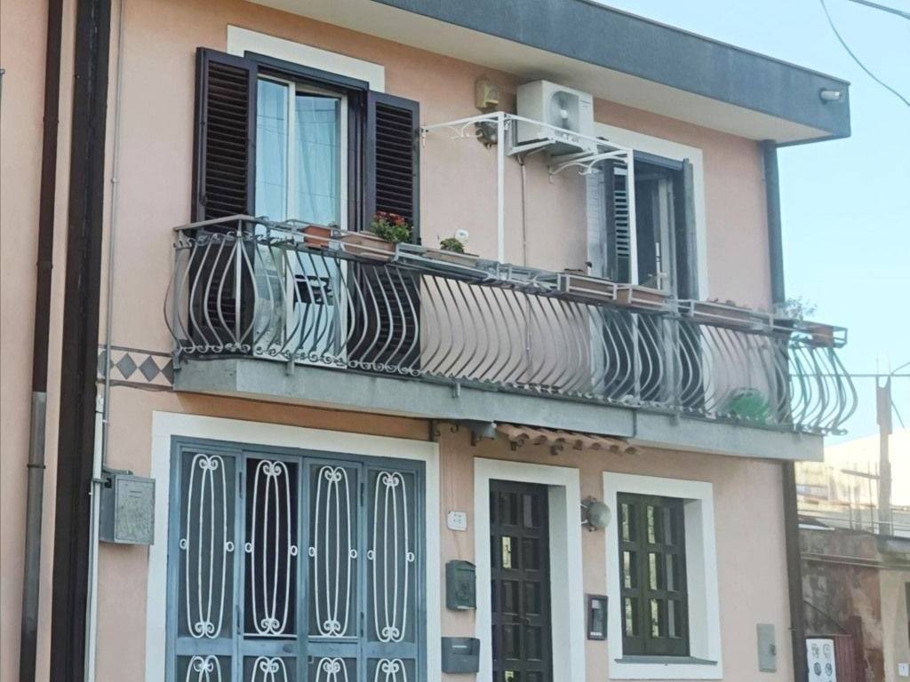 casa indipendente in vendita a Zafferana Etnea in zona Fleri