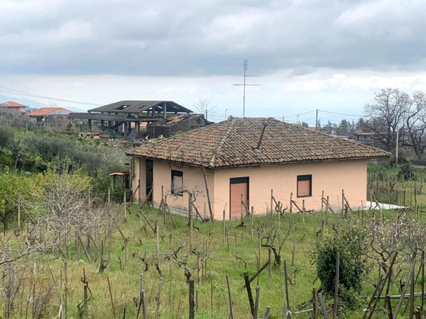 casa indipendente in vendita a Zafferana Etnea in zona Sarro