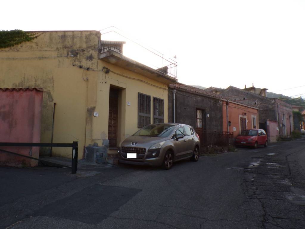 casa indipendente in vendita a Zafferana Etnea in zona Sarro