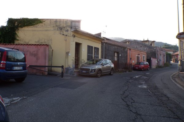 casa indipendente in vendita a Zafferana Etnea in zona Sarro