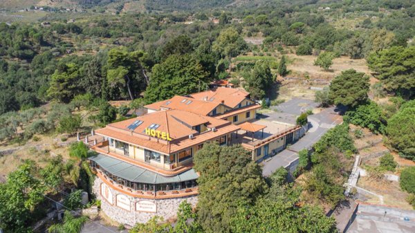 negozio in vendita a Zafferana Etnea in zona Poggiofelice