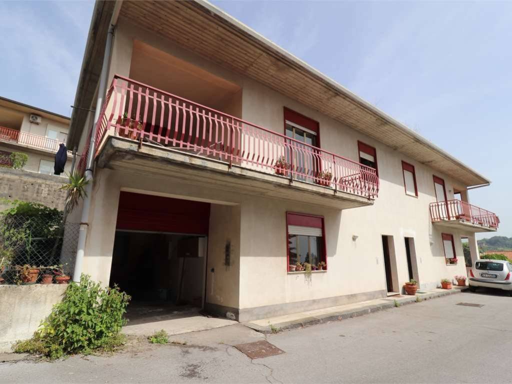 casa indipendente in vendita a Zafferana Etnea in zona Petrulli