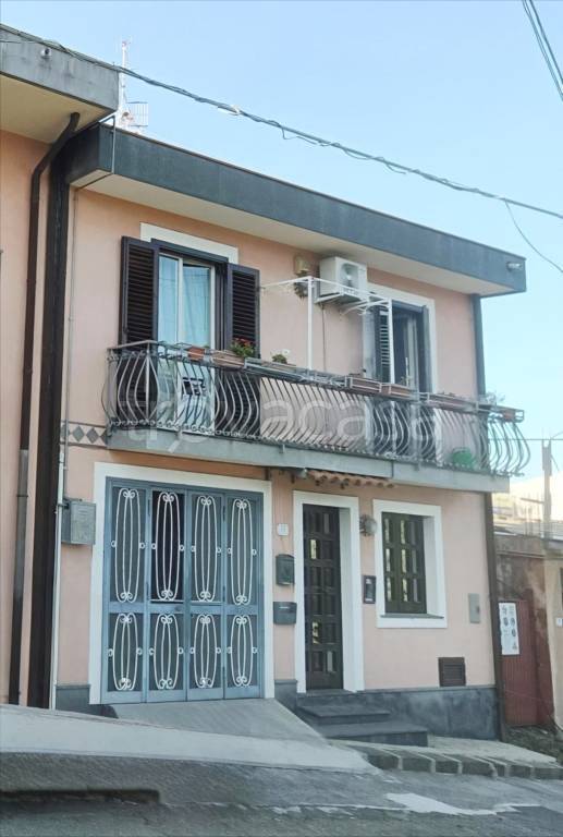 casa indipendente in vendita a Zafferana Etnea in zona Fleri