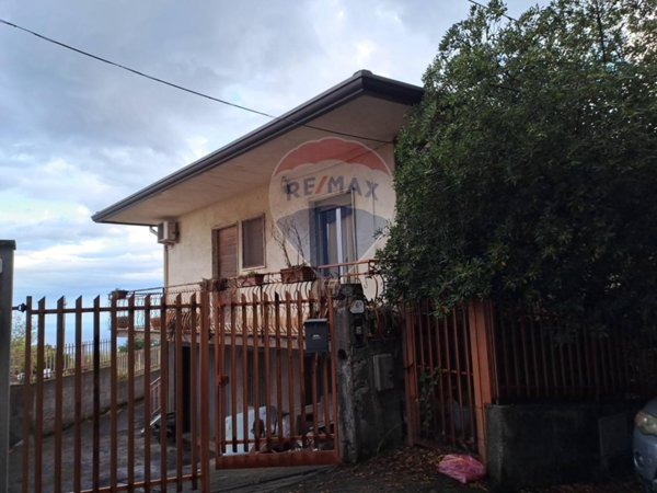 casa indipendente in vendita a Zafferana Etnea in zona Petrulli