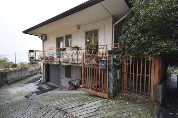 casa indipendente in vendita a Zafferana Etnea in zona Petrulli