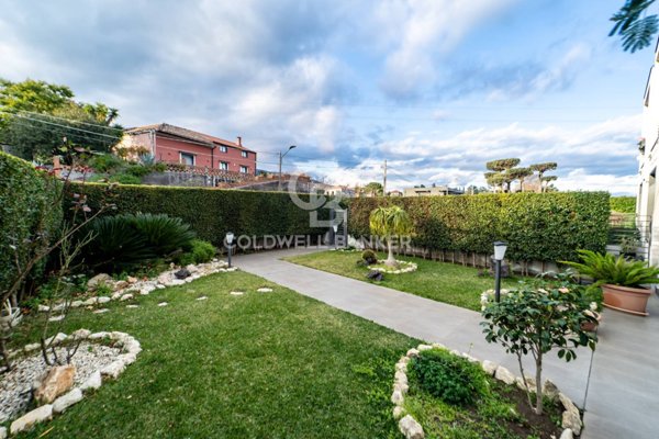 casa indipendente in vendita a Zafferana Etnea in zona Fleri