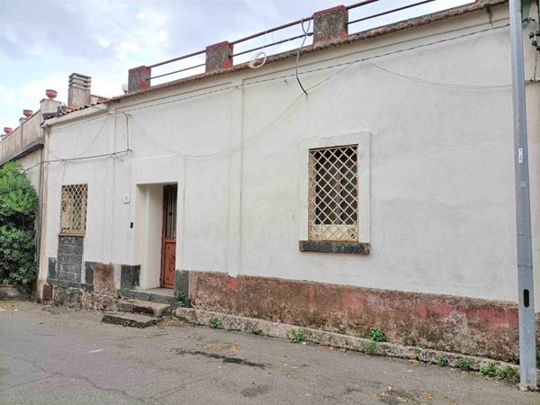 casa indipendente in vendita a Zafferana Etnea in zona Sarro