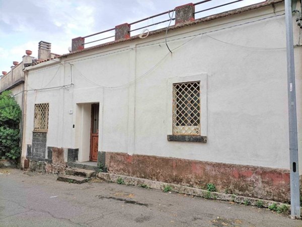 casa indipendente in vendita a Zafferana Etnea in zona Sarro