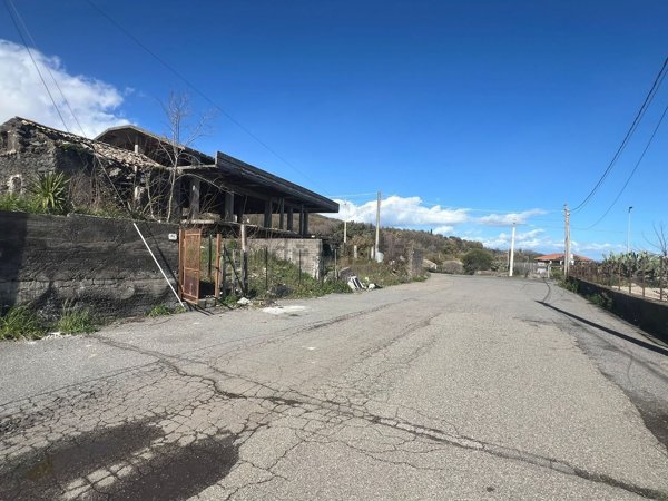 rudere in vendita a Zafferana Etnea in zona Sarro