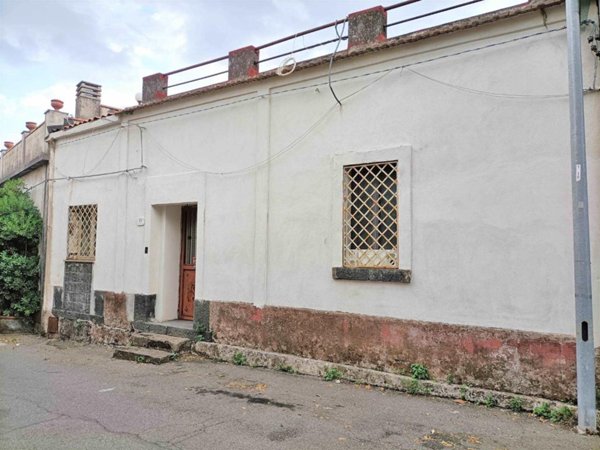 casa indipendente in vendita a Zafferana Etnea in zona Sarro