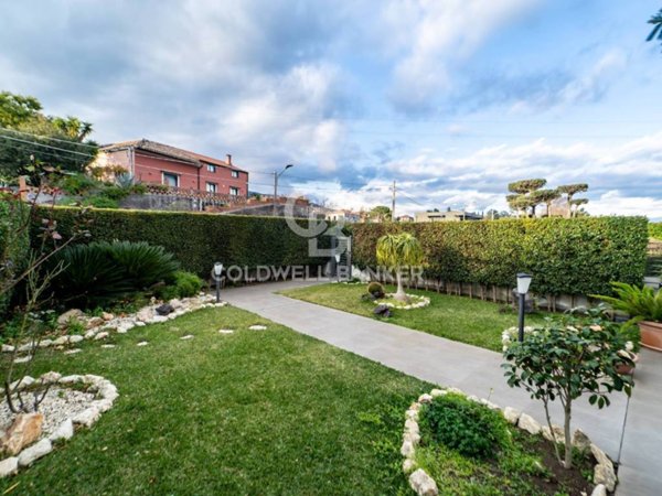 casa indipendente in vendita a Zafferana Etnea in zona Fleri