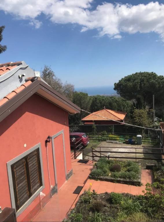 casa indipendente in vendita a Zafferana Etnea in zona Petrulli