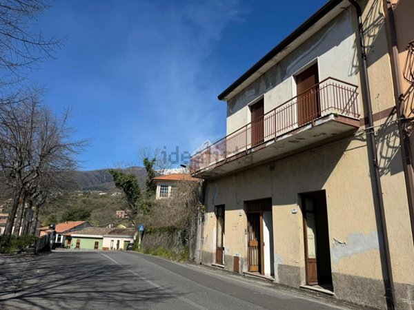 casa indipendente in vendita a Zafferana Etnea in zona Petrulli