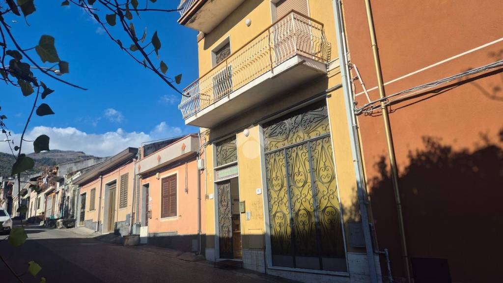casa indipendente in vendita a Zafferana Etnea in zona Sarro