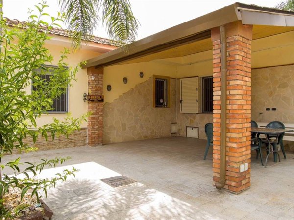 casa indipendente in vendita a Zafferana Etnea in zona Sarro