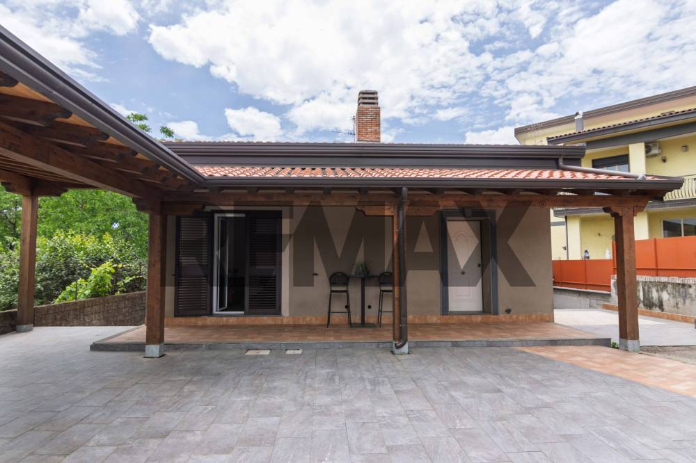 casa indipendente in vendita a Zafferana Etnea in zona Petrulli