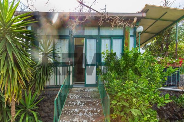 casa indipendente in vendita a Zafferana Etnea in zona Sarro