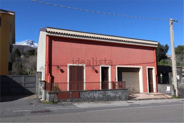 casa indipendente in vendita a Zafferana Etnea in zona Petrulli