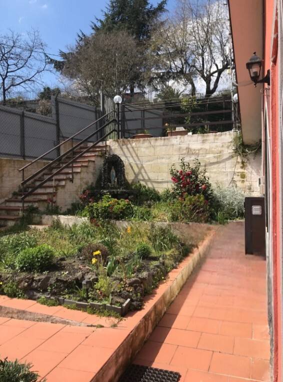 casa indipendente in vendita a Zafferana Etnea in zona Sarro