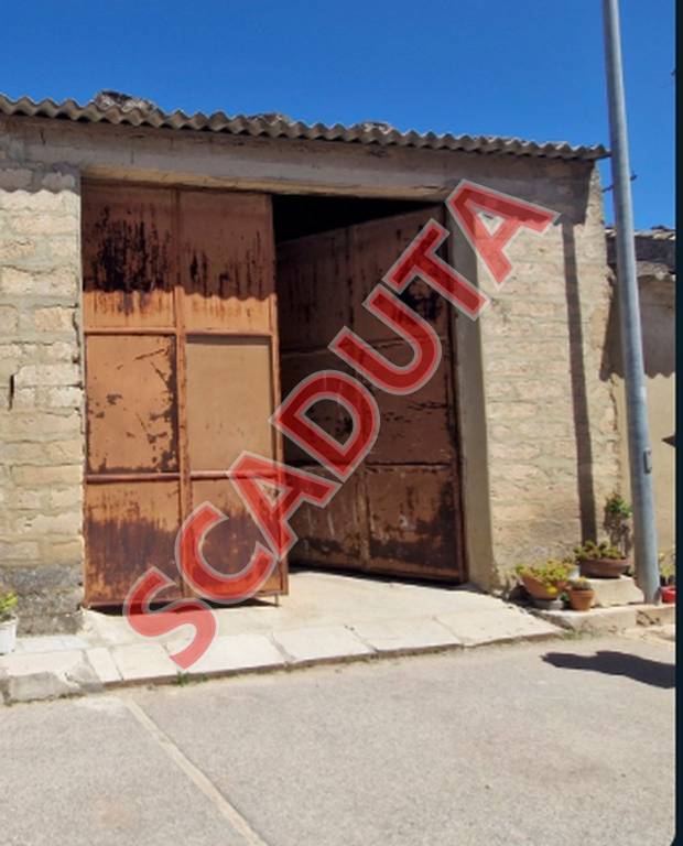 locale commerciale in vendita a Mazzarrone