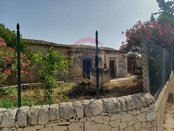 casa indipendente in vendita a Chiaramonte Gulfi in zona Roccazzo