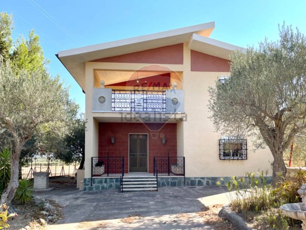 casa indipendente in vendita a Chiaramonte Gulfi