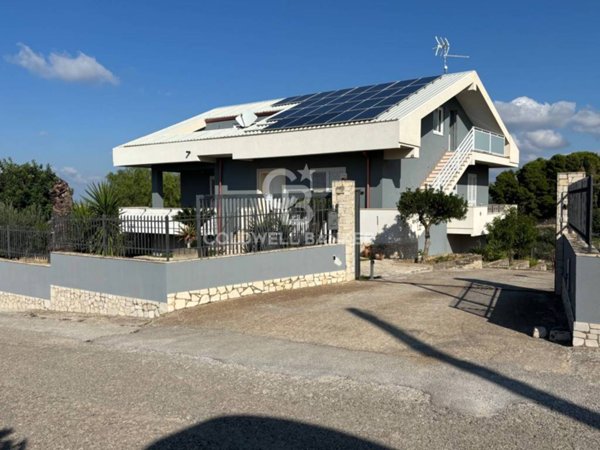 casa indipendente in vendita a Chiaramonte Gulfi