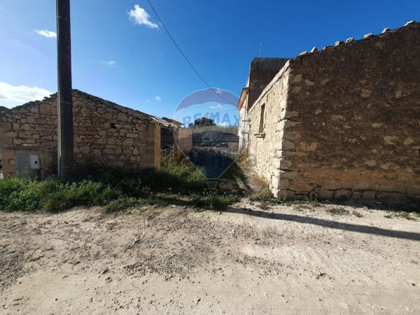 pentavano in vendita a Chiaramonte Gulfi in zona Sperlinga
