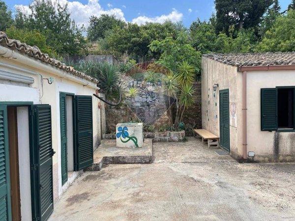 esavano in vendita a Chiaramonte Gulfi