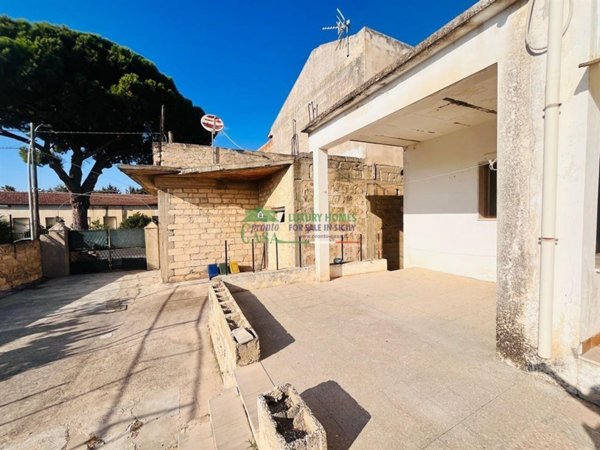 casa indipendente in vendita a Chiaramonte Gulfi in zona Roccazzo
