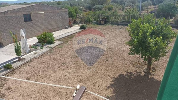 casa indipendente in vendita a Chiaramonte Gulfi in zona Roccazzo
