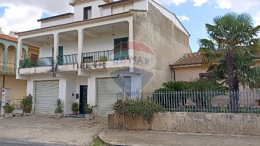 casa indipendente in vendita a Chiaramonte Gulfi in zona Roccazzo