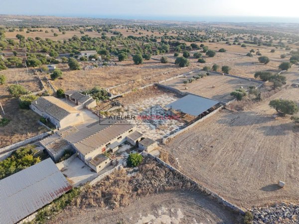 casa indipendente in vendita a Chiaramonte Gulfi