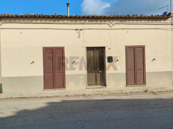 casa indipendente in vendita a Chiaramonte Gulfi in zona Roccazzo