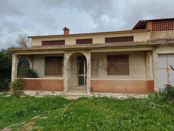 casa indipendente in vendita a Chiaramonte Gulfi