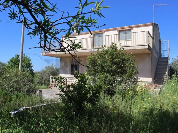 casa indipendente in vendita a Chiaramonte Gulfi in zona Roccazzo