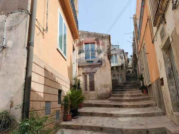 casa indipendente in vendita a Chiaramonte Gulfi