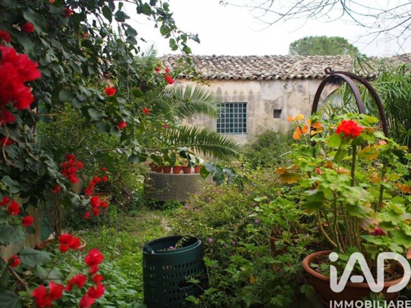 casa indipendente in vendita a Chiaramonte Gulfi in zona Roccazzo