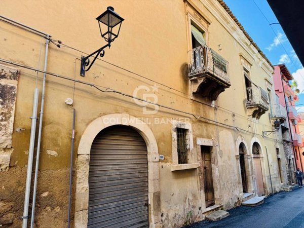 casa indipendente in vendita a Comiso in zona Centro Storico