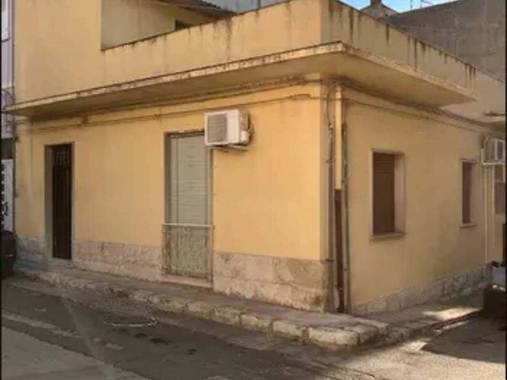 casa indipendente in vendita a Comiso