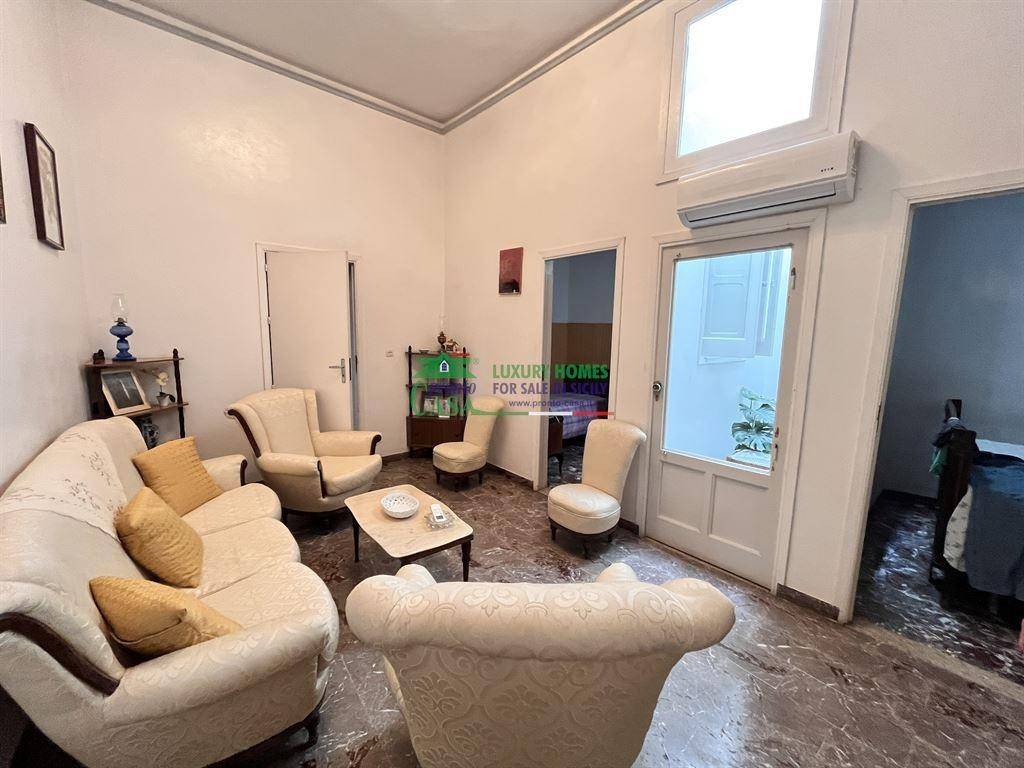 casa indipendente in vendita a Comiso in zona Centro Storico