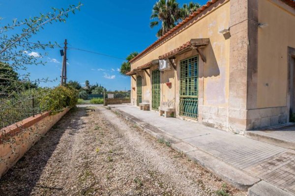 casa indipendente in vendita a Comiso
