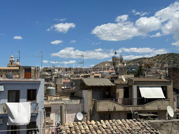 casa indipendente in vendita a Comiso in zona Centro Storico